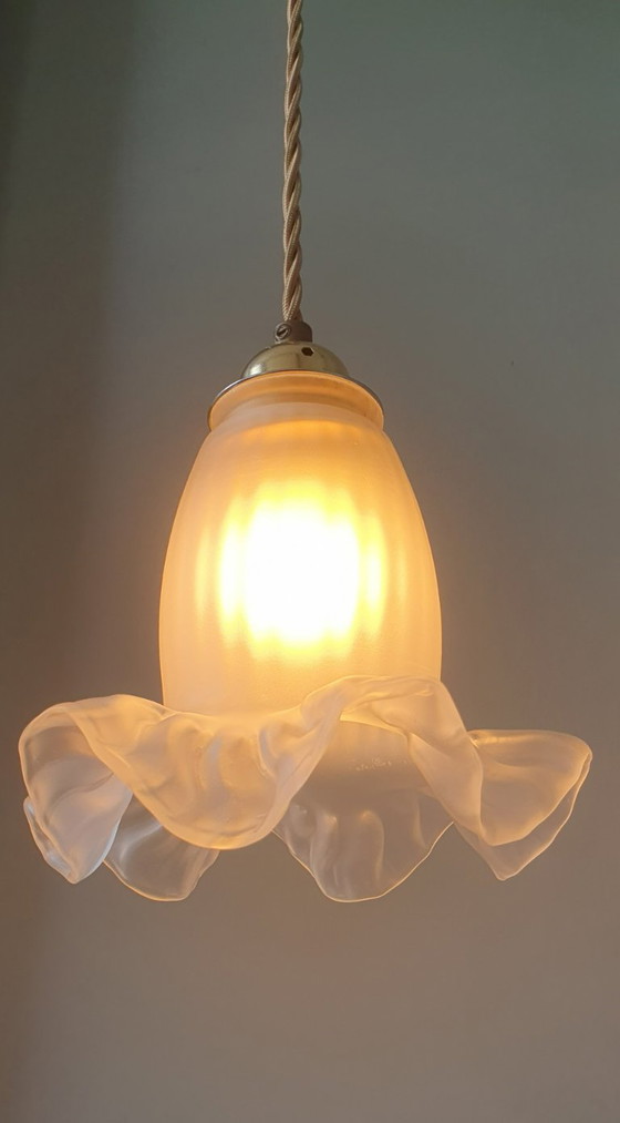 Image 1 of Antike Glas-Hängelampe. Blumenförmiges Design aus mattiertem Glas.