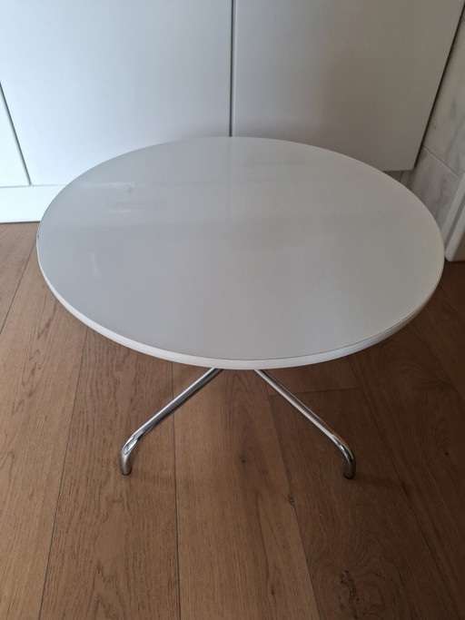 Brabantia Couchtisch aus Stahl.