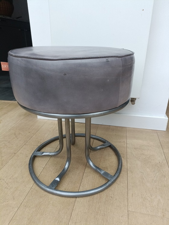 Grijze leren poef. – Art Sensation, Hockers en poefs, Metal, Leather (photo 4 of 10)