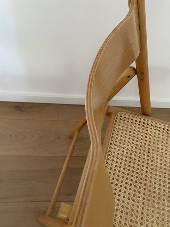Lot de 2 chaises Habitat vintage - Chaises pliantes - Bois de hêtre et sangles en rotin - Années 70/80 (photo 7 of 13)