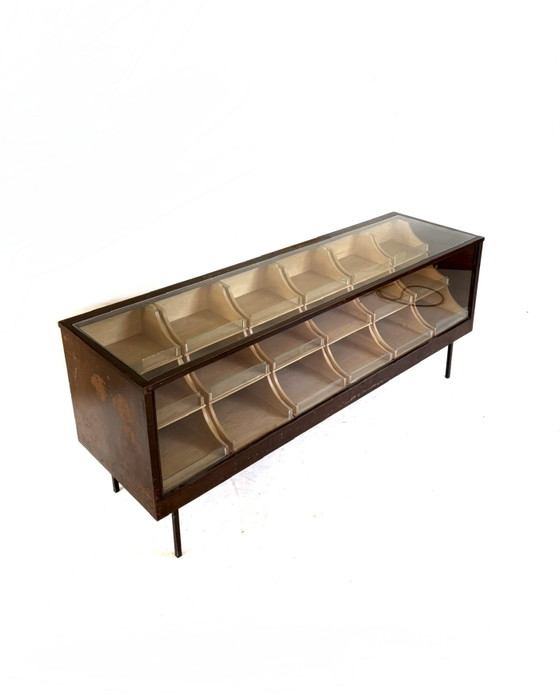 Image 1 of Vintage eikenhouten winkelvitrine/toonbank, Duitsland ‘50