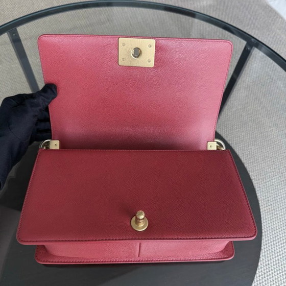 Image 1 of Chanel Boy Medium - 25CM Chevron Rood Goudkleurige Hardware Serie 25