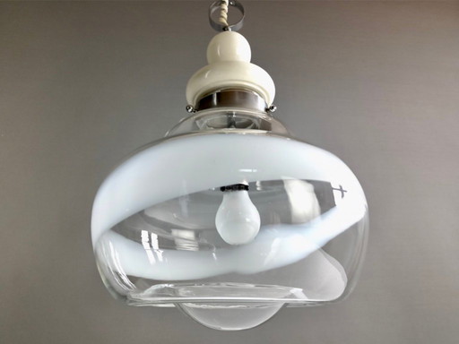 Lampe suspendue italienne des années 1960 en verre de Murano et cadre chromé.