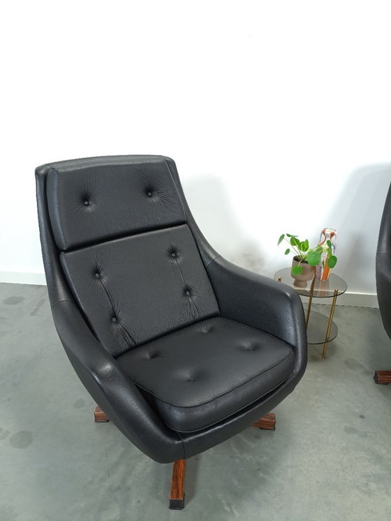 Image 1 of Sedia girevole in pelle artificiale nera proveniente dalla Svezia