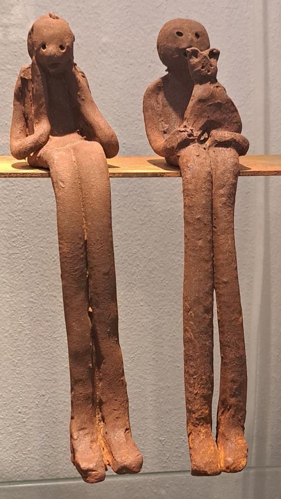 Image 1 of Uomo con gatto su piedistallo , ceramica e acciaio