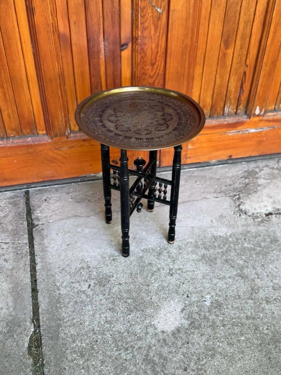 Tavolo Pieghevole Marocchino con Piano in Ottone Inciso – Tavoli da pranzo, Legno (photo 7 of 7)