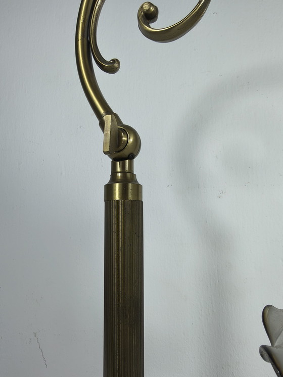 Image 1 of Lampada da tavolo vintage in ottone con paralume in vetro opalino e braccio decorativo classico