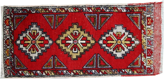 Image 1 of Handmade vintage Turkish Yastik rug 1.6' x 3.5' (48cm x 107cm) 1950s - 1C496