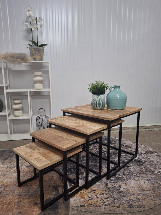 Image 1 of Ensemble de 4 tables basses en bois de manguier et métal, neuves