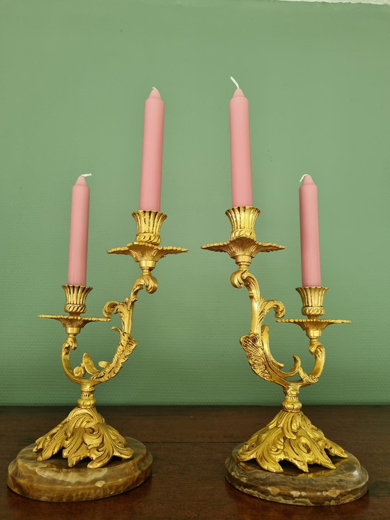 Image 1 of Französische Rokoko-Kerzenleuchter zum Aufhängen, zweiarmig auf Marmorsockel, barock vergoldet, 17 x 27 cm