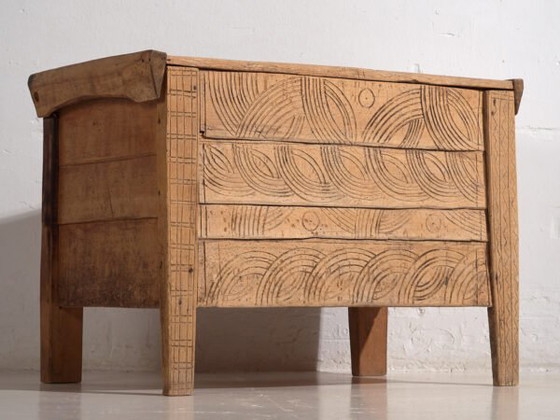 Antieke volksgesneden kist van grenenhout – Centraal-Europa, circa 1850 – Opbergkast, Rustic (photo 12 of 40)