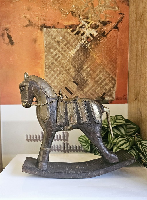 Vintage Schaukelpferd Figur aus Holz mit Messingverzierungen