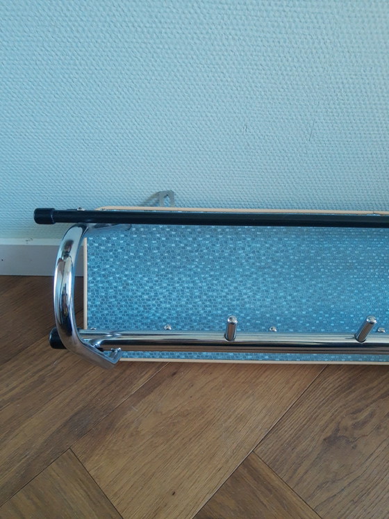Image 1 of Wunderschöne, zweireihige Wandgarderobe im Retro-Stil der 50er Jahre mit Rohrrahmen und Hutablage, Bauhaus-Stil, blau mit Chrom