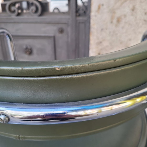 Image 1 of Een paar Bauhaus-fauteuils, verchroomd staal en groen leer, Moderne Beweging, jaren 70 – Zwitserland