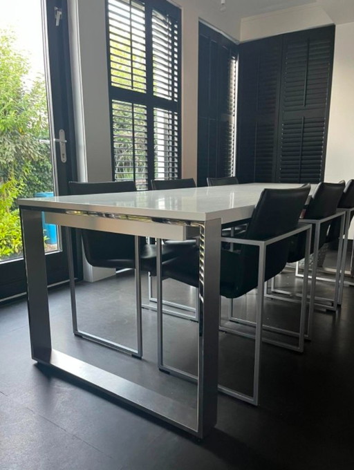Ampio tavolo di design con 6 sedie da pranzo in pelle del marchio Arco. – eetkamerset, Leather, Metal