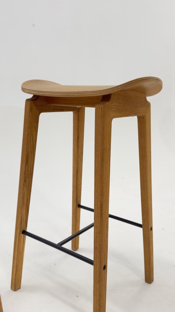 Image 1 of Twee barkrukken in eikenhout