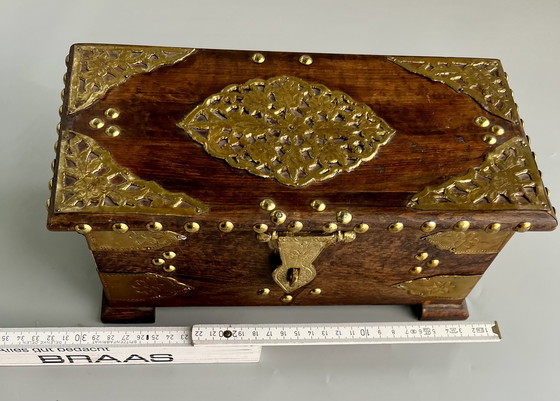 Image 1 of Handgemaakte houten doos met messing beslag – decoratief vintage stuk