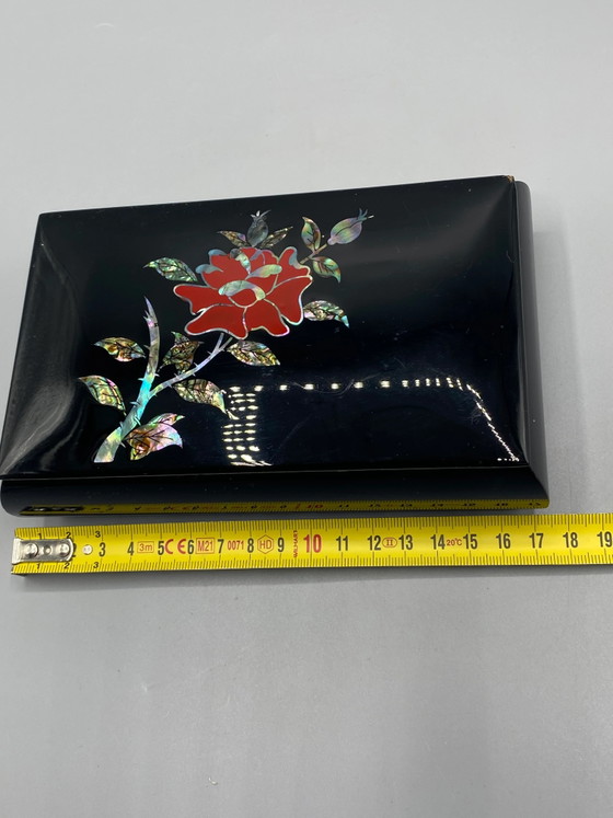 Boîte asiatique en laque noire et nacre avec décor de rose – années 1970-1980 – Objets déco, Aziatisch (photo 5 of 7)