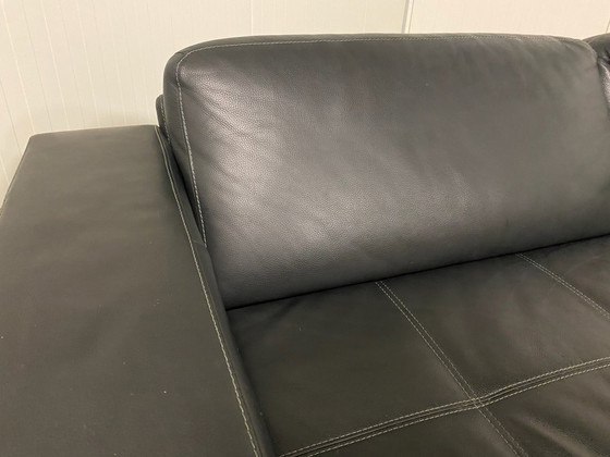 Image 1 of Piet Klerkx zwarte hoekbank van echt leer met comfortabele zitplaatsen en ruime hoek.