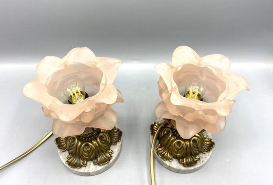 Image 1 of 2 Art Nouveau Tafellampen • Roze Gefrost Glas Bloemenkap • Messing & Marmer Voet