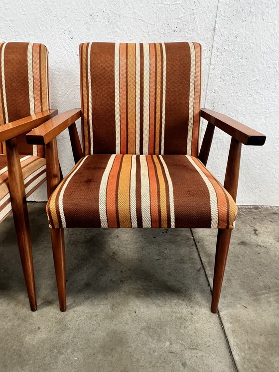 Image 1 of Deux fauteuils vintage en bois avec tissu rayé, 1970