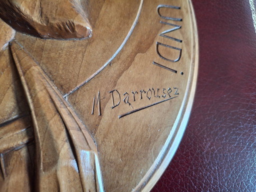 Tallado en un solo bloque de madera, firmado Cristo Salvador del Mundo.