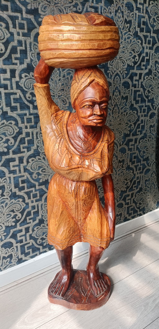 Sculpture africaine en bois - femme avec panier - 85 cm - sculptée à la main