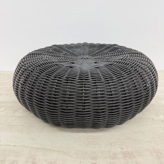 Pouf rotondo in plastica intrecciata, grigio scuro, Ikea, Poggiapiedi e pouf, Modern (foto 10 di 13)