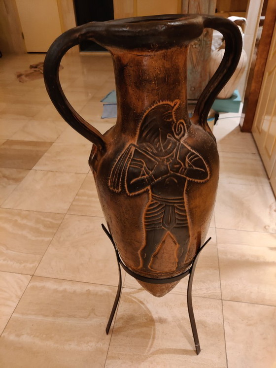 Image 1 of Amfora met handvaten en metalen houder, met romeinse versieringen en geglazuurd. 