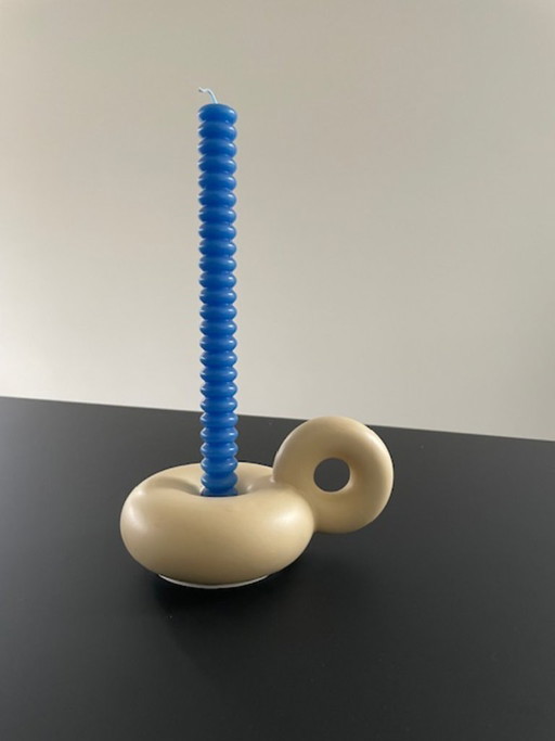 Portacandele a forma di ciambella color crema con manico giocoso – in ceramica