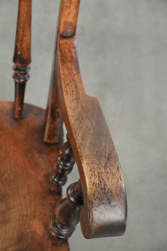 Image 1 of Antiker englischer Windsor-Spindelstuhl aus Holz mit einer wunderschönen Farbgebung aus dem frühen 19. Jahrhundert
