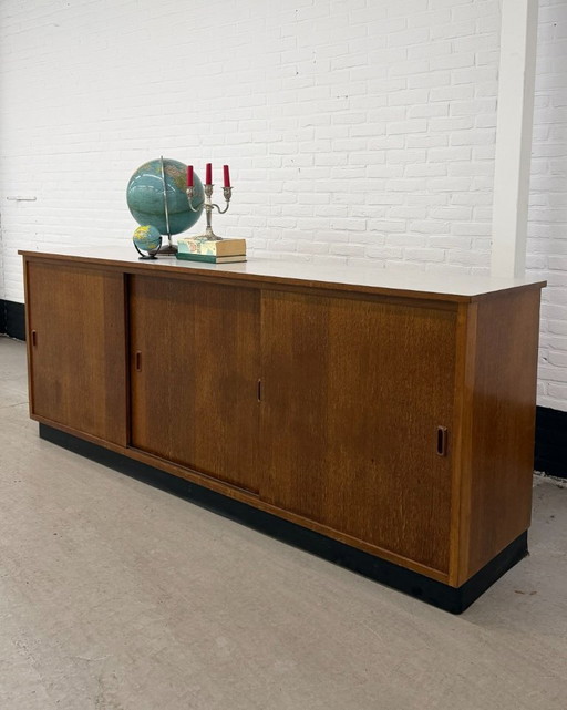 Armadio scolastico vintage in teak con ante scorrevoli