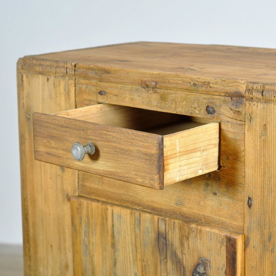Rustikaler Kiefernschrank, um 1920 – Schränke, Iron, Wood (photo 5 of 11)