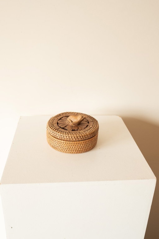 Boîte à bijoux vintage tissée à la main avec couvercle sculpté en bois