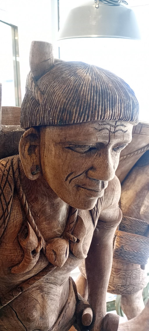 Zwei aus Holz geschnitzte Jäger