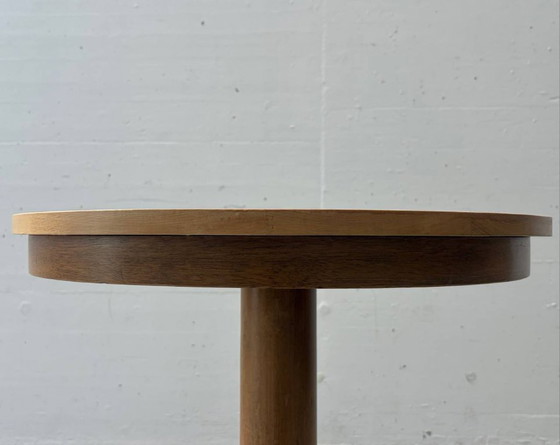 Image 1 of Ronde bijzettafel met gietijzeren voet, jaren 70