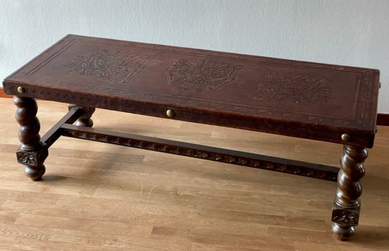Image 1 of Brutalistische vintage Peruaanse salontafel met geciseleerd Inca-leer (Stijl Angel Pazmino) – Jaren '60/'70