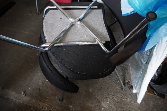 Image 1 of Sillones de director Mitab, negros, tapizados en tela y cromados.