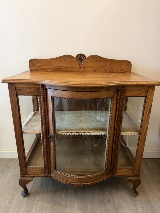 Image 1 of Antiek vitrinekastje met gebogen glas