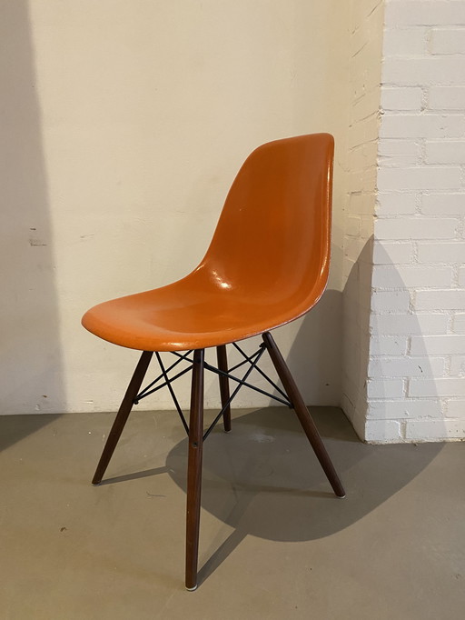 Eames Herman Miller Fiberglas-Schalenstuhl
