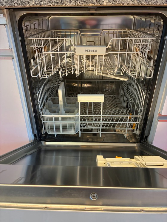 Cucina componibile vintage bianca con piano di lavoro in granito e Gaggenau, Miele, Neff (photo 6 of 11)