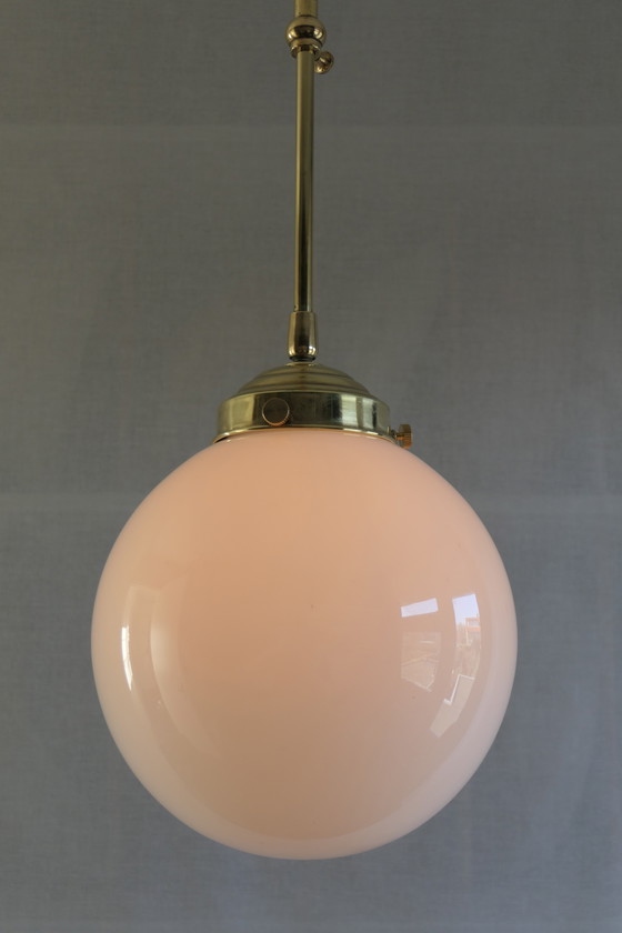 Image 1 of Art Déco – 3 lampade da scuola, lampadario a sospensione con vetro opalino e struttura in ottone - Altezza regolabile