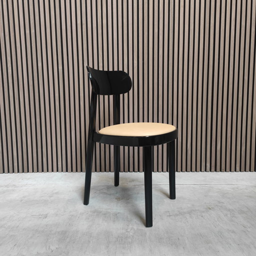 Thonet 118 Chair With Black Lacquered Beech Frame And Beige Leather Seat