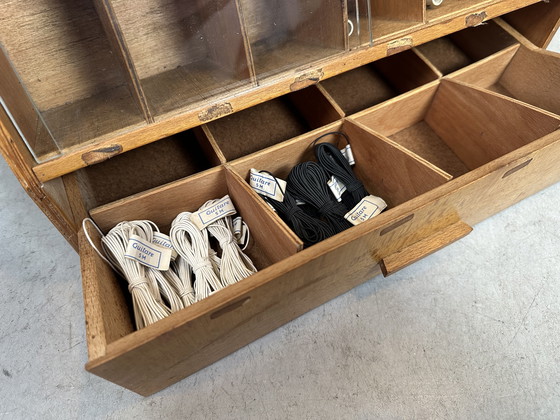 Image 1 of Vintage display case/counter - 'Guitare' Elastique de Luxe