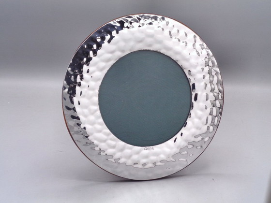 Image 1 of Handgemaakt en gehamerd fotolijstje van verzilverd metaal, 10 cm diameter.