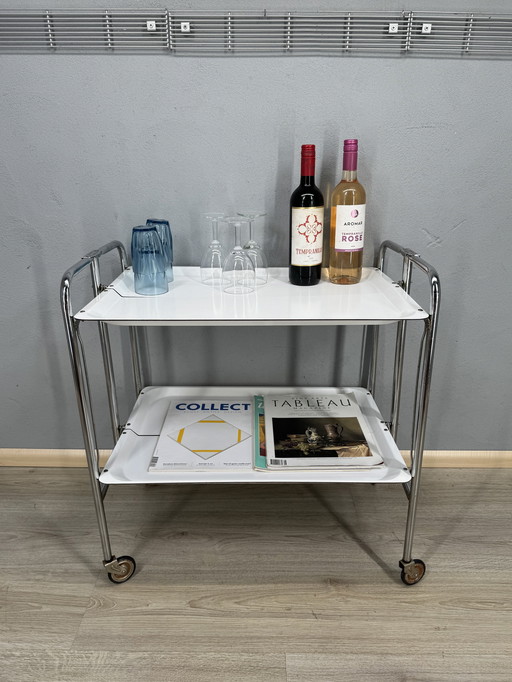 Carrello di servizio vintage su ruote: elegante e funzionale