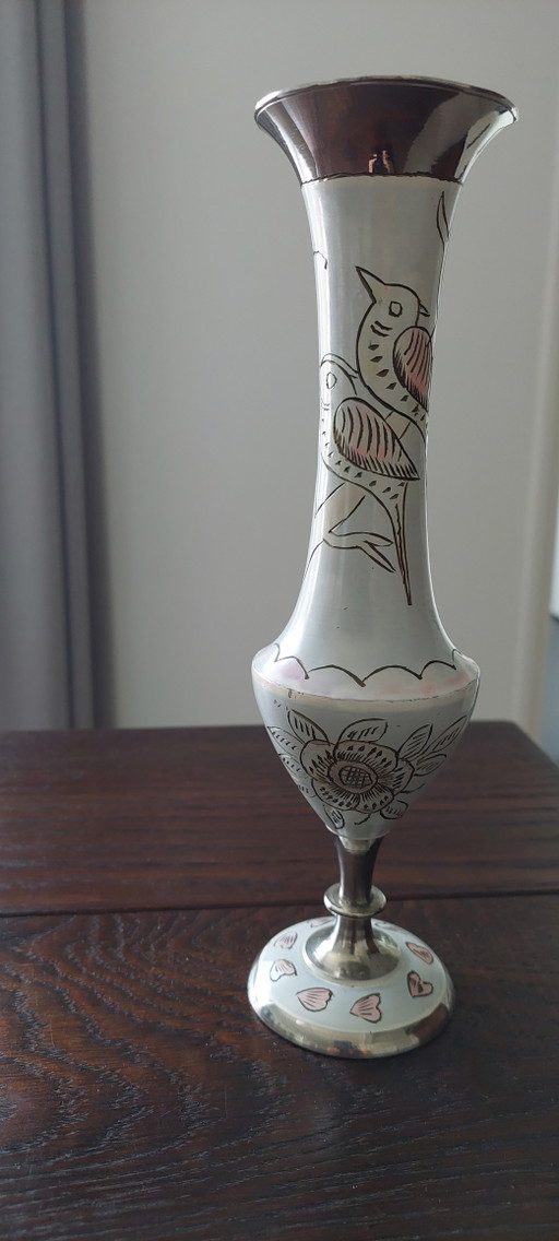 Jarrón antiguo tradicional de latón esmaltado