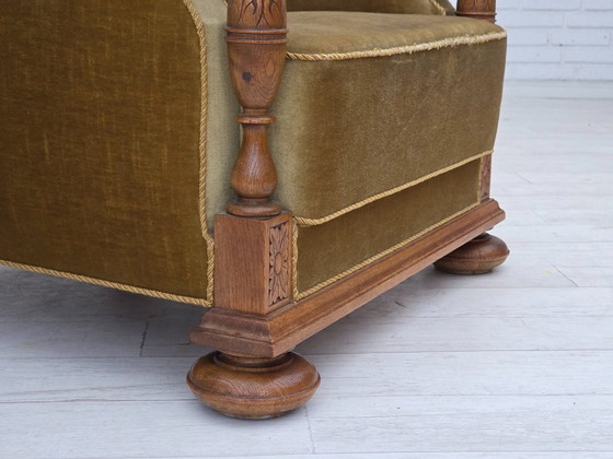Image 1 of Fauteuil danois des années 1960, velours vert, bois de chêne massif sculpté.