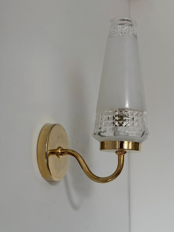 Een paar vintage wandlampen van glas en messing, Frankrijk, 1970. (photo 5 of 5)