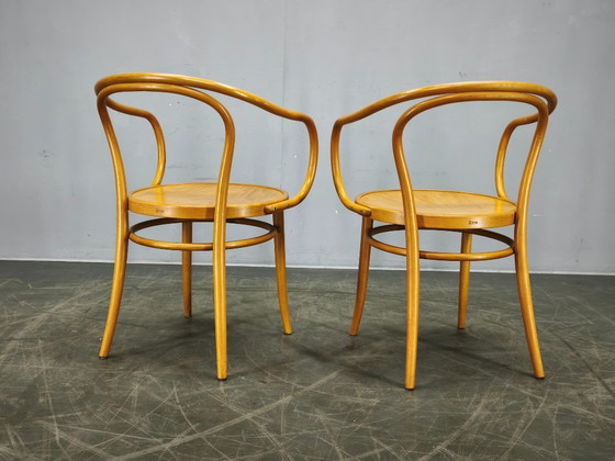 Image 1 of Silla de comedor con brazos TON Modelo 209 de madera curvada de haya, estilo checo, ideal para cafeterías y restaurantes.